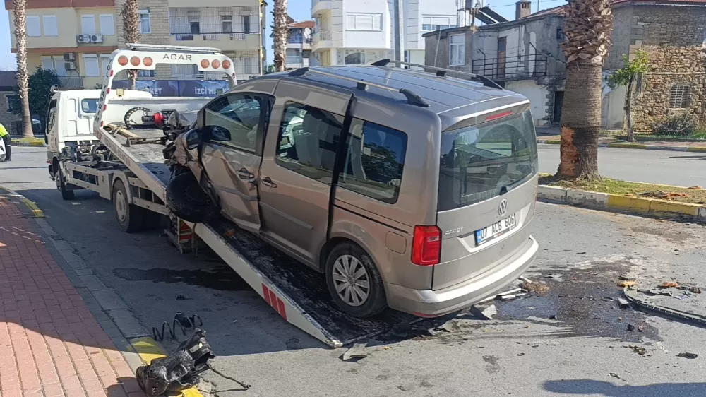 Antalya'da palmiye ağacına çarpan aracın sürücüsü yaralandı