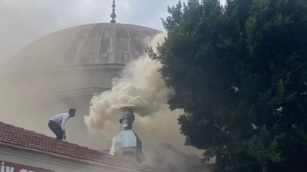 Antalya'da restoran bacasındaki yangın sokağı dumana boğdu