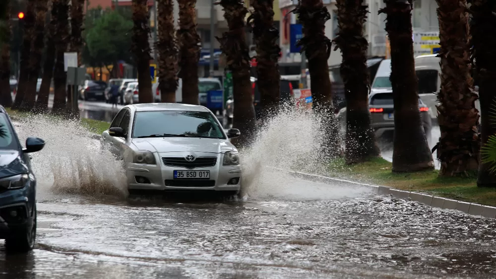 Antalya'da şiddetli yağış ve yıldırımlar etkili oldu