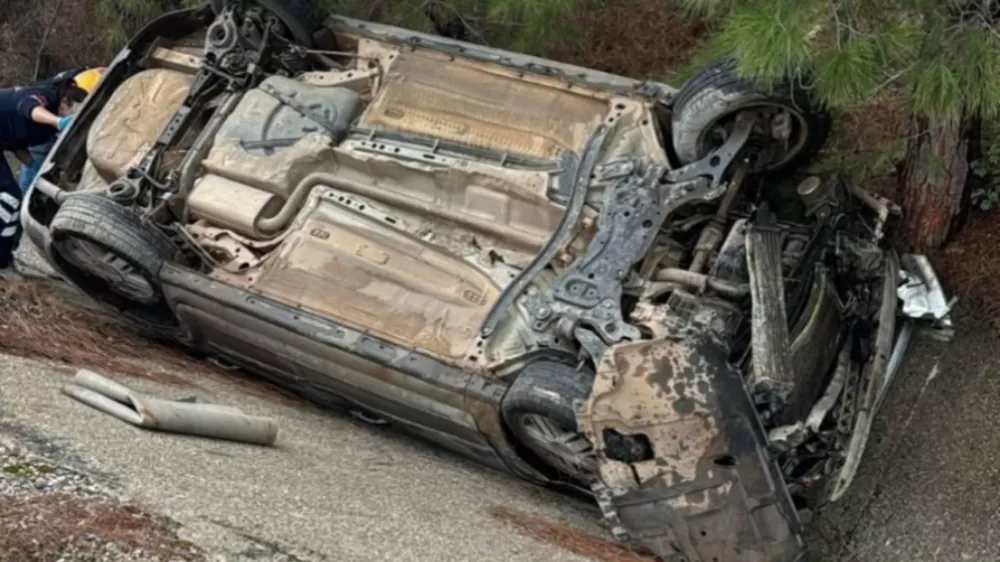 Antalya'da yağış nedeniyle kayganlaşan yolda otomobil takla attı: 2 yaralı