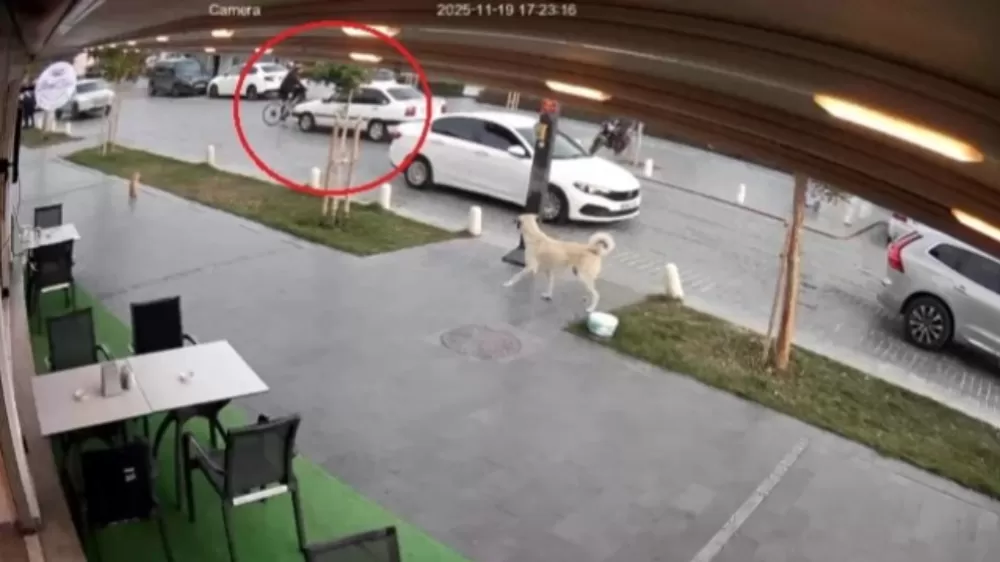 Antalya'da yolun karşısına geçmek isteyen bisikletliye otomobil çarptı 1 yaralı