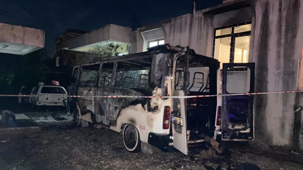  Antalya Serik'te park halindeki minibüs alev alev yandı