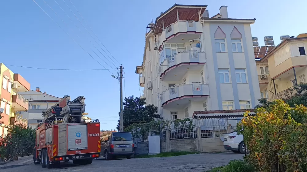 Apartman çatısındaki yangını patlayan su borusu söndürdü