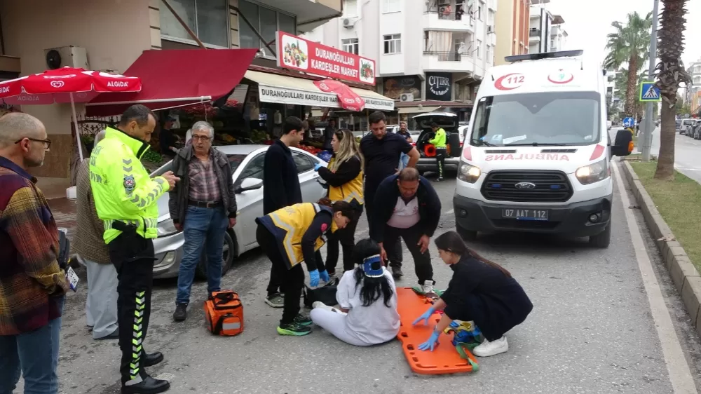 Aracın açılan kapısına çarpan motosikletteki 2 kişi yaralandı