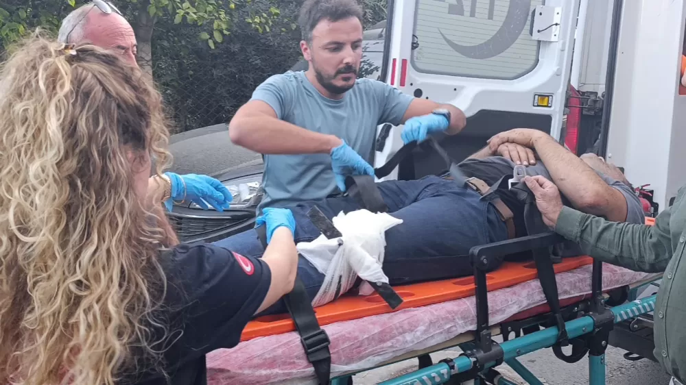 Bacağına saplanan korkuluk demiri ile hastaneye kaldırıldı