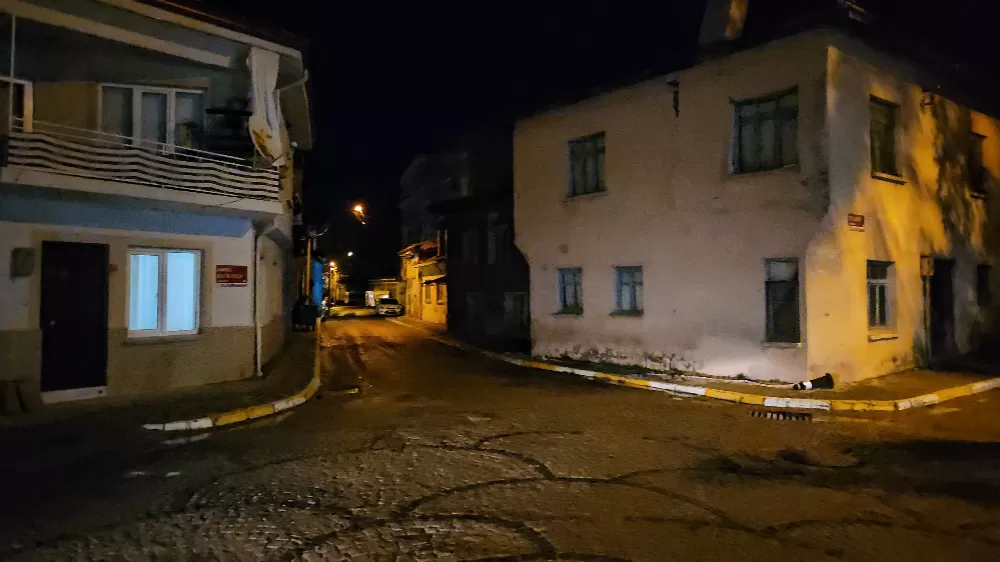 Balıkesir Sındırgı peş peşe depremlerle sarsıldı vatandaşlar evlere giremiyor 