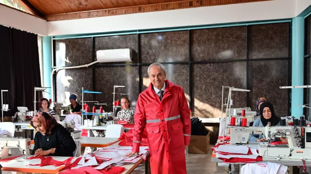 Başkan Kocagöz kadın emeğiyle üretilen yağmurlukları bizzat test etti