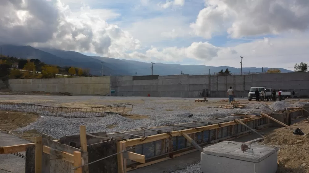 Başkan Kumral devam eden sosyal tesis ve spor sahası projelerini yerinde inceledi