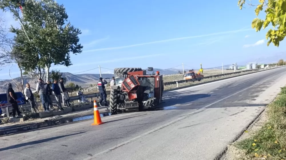 Otomobille çarpışan traktör ikiye bölündü