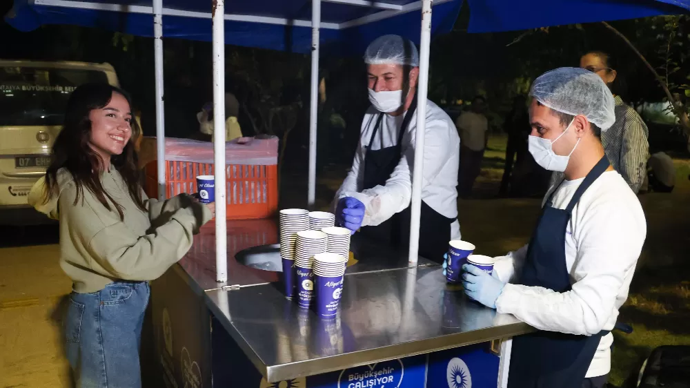 Büyükşehir’den soğuk sınav haftasında öğrencilere sıcak çorba ikramı