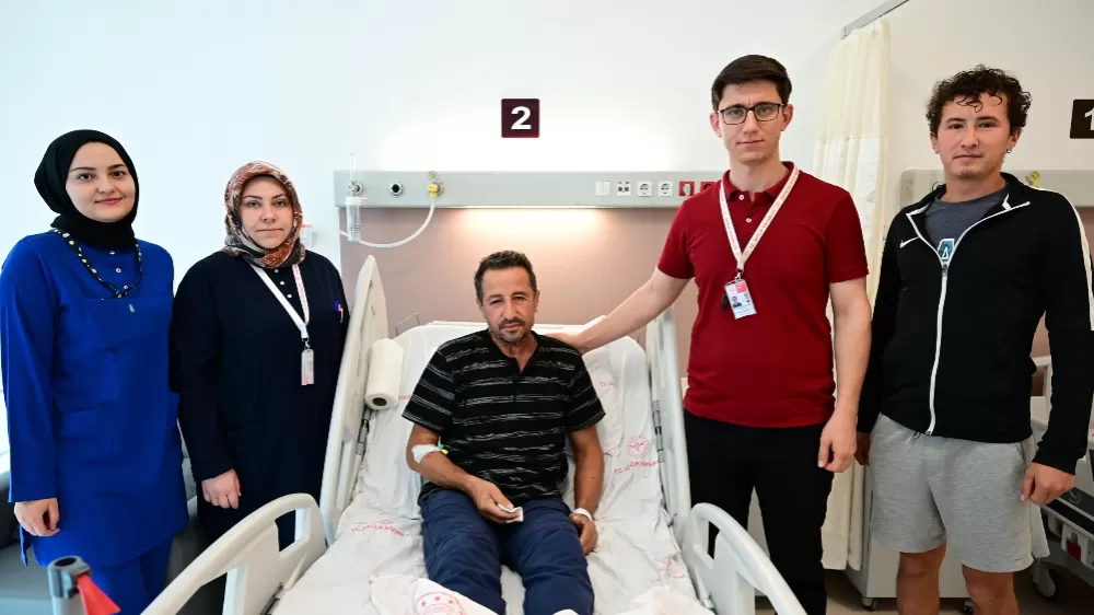 Çekiç kullanırken gözüne metal parça saplandı