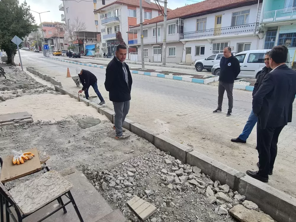Yeşilova’da Denizli Caddesi’ndeki kaldırım yenileme çalışmaları devam ediyor
