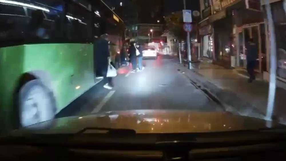 Denizli'de Durak yerine orta şeritte yolcu indirip alan halk otobüsü pes dedirtti