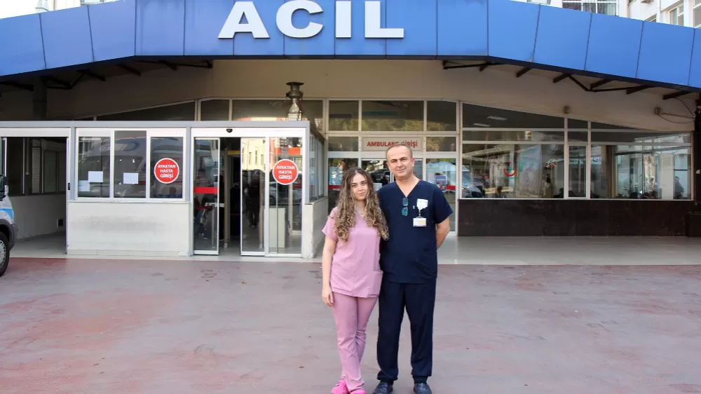 Doktor baba kız birlikte şifa dağıtıyor