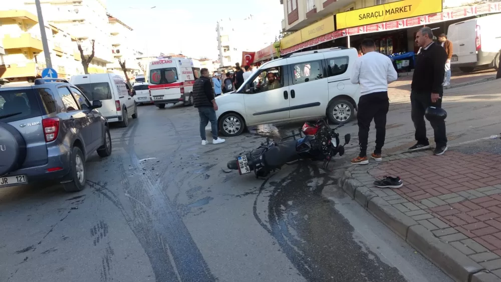Otomobille çarpışan motosikletli, metrelerce havaya savruldu