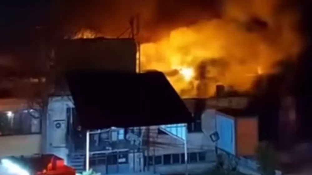 Fabrika yerleşkesinde çıkan yangında 6 işyeri zarar gördü