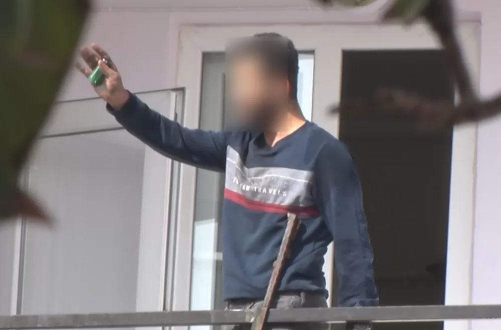 Antalya'da evi yakmaya çalıştı, eşyaları sokağa fırlattı, çıkışta akraba dayağı yedi