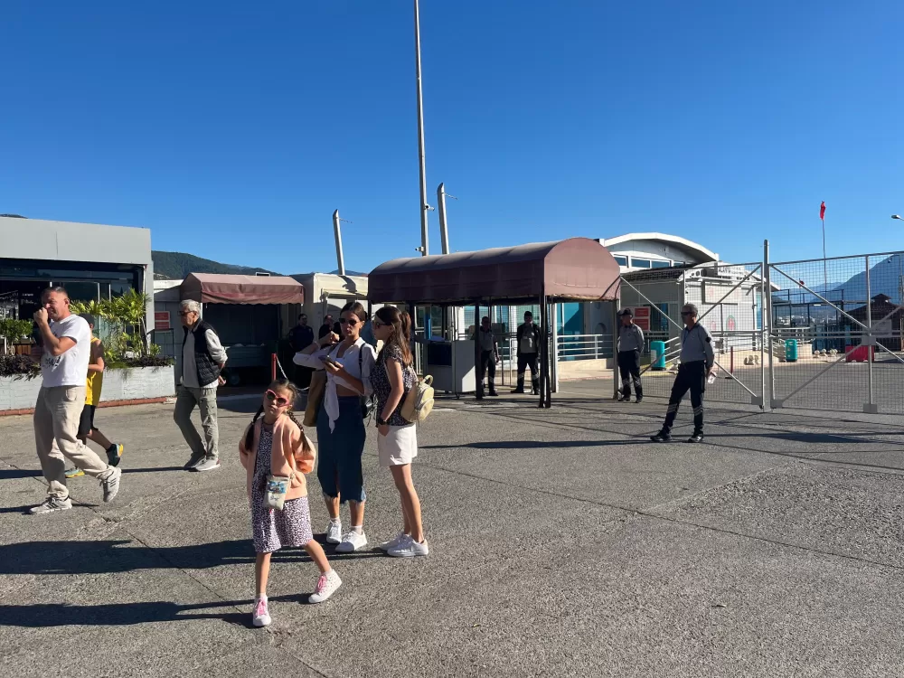 Lüks kruvaziyer 616 yolcu ve 435 mürettebatıyla Alanya'ya demirledi