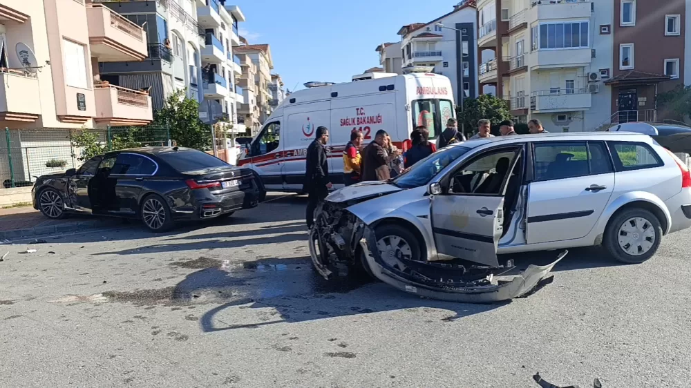 İl Sağlık Müdürlüğü aracı kaza yaptı: 2 sağlık çalışanı yaralandı