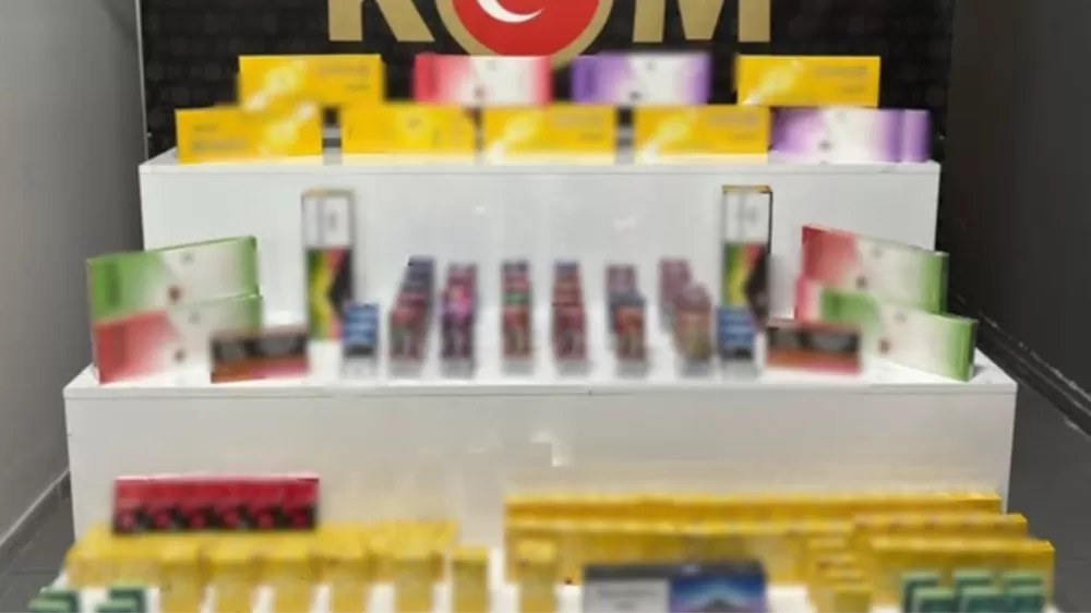 Isparta'da bir evde yapılan aramada çok sayıda kaçak sigara ve elektronik sigara ele geçirildi