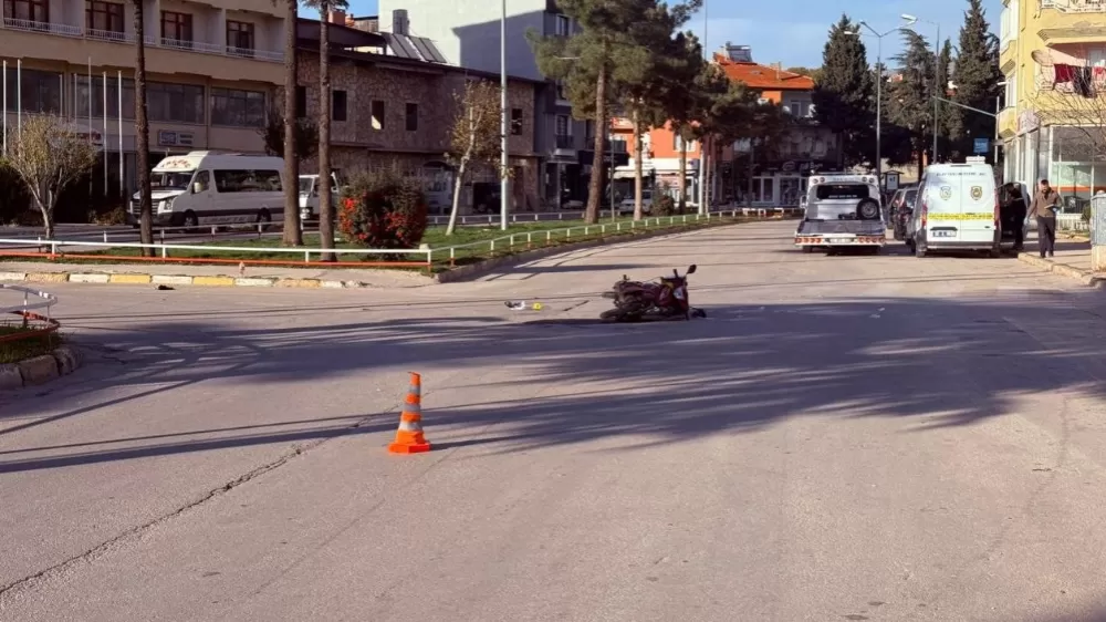 Isparta Yalvaç'ta  Otomobil ile çarpışan motosikletin sürücüsü ağır yaralandı