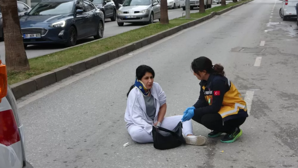 Aracın açılan kapısına çarpan motosikletteki 2 kişi yaralandı