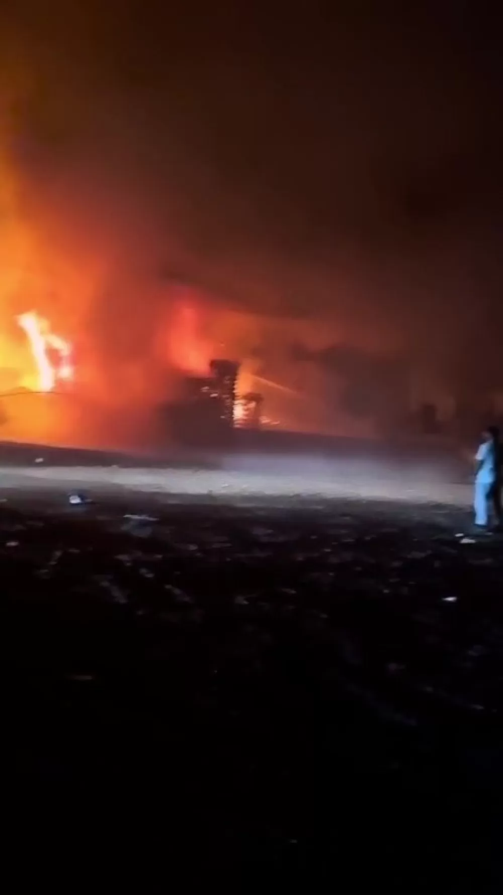 Antalya'da paketleme fabrikası alev alev yandı