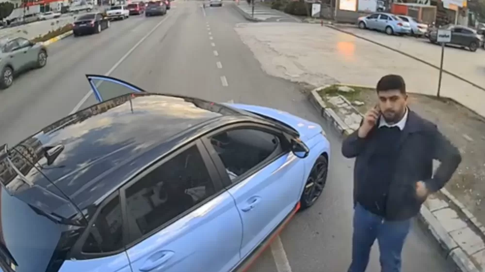 Kadın şoförün kullandığı otobüsün önünü kesen genç, "maganda" ilan edilmesine tepki gösterdi