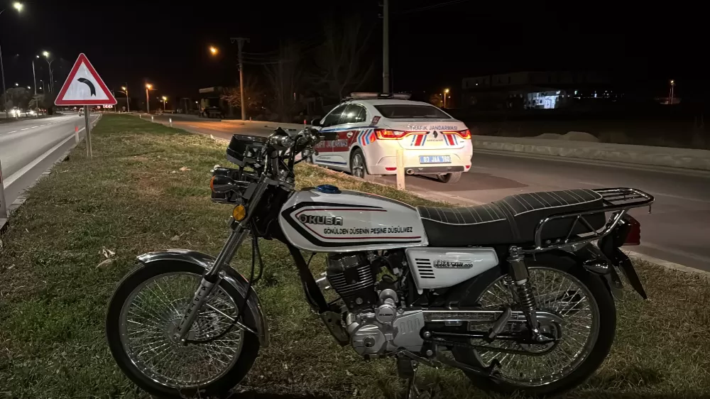 Kaldırıma çarpıp devrilen motosiklette 2 kişi yaralandı