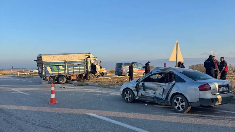 Kamyonet ile otomobil çarpıştı 6 kisi yaralandı