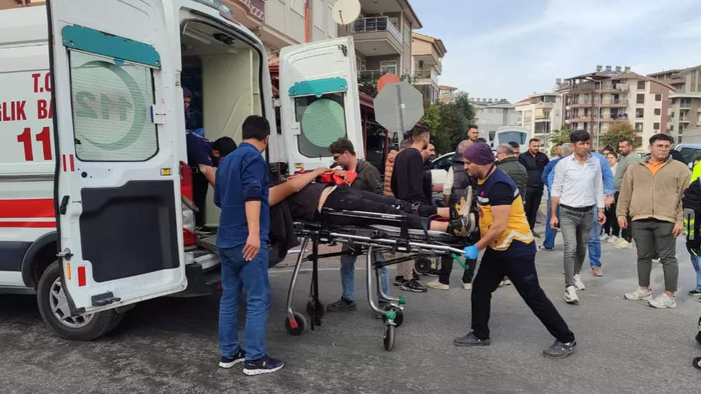 Kamyonetle çarpışan motorlu bisikletin sürücüsü yaralandı