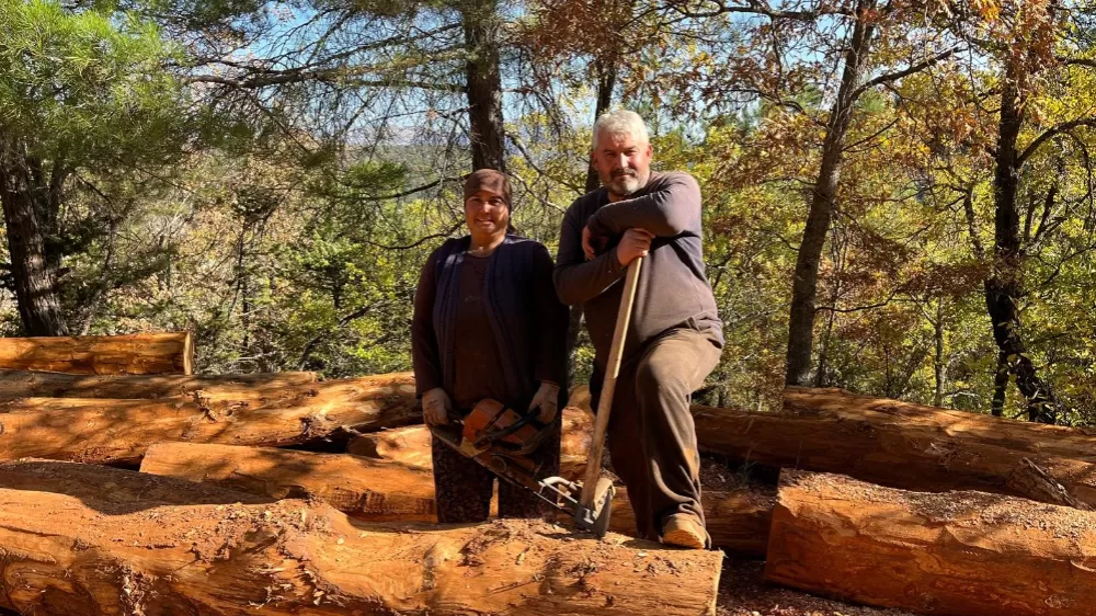 Karı-koca 35 yıldır ormanlarda damgalanan ağaçları kesiyorlar