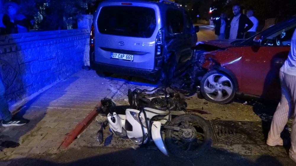 Kazada yaralanan motosikletlinin feryatları mahalleyi inletti