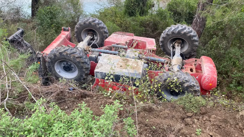 Kontrolden çıkan iş makinası şarampole devrildi: 1 yaralı