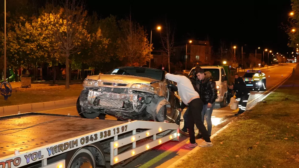 Kontrolden çıkan otomobil önce kaldırıma sonra orta refüjdeki Yavaş levhasına çarptı