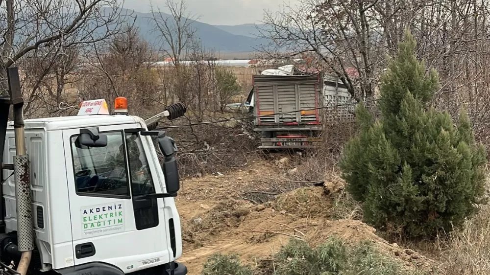 Kontrolden çıkan tır bariyerlere ve elektrik direğine çarparak tarlaya savruldu: 1 yaralı