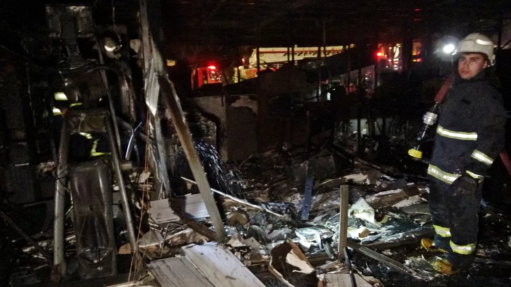 Konyaaltı Sahili'ndeki kafe yanarak küle döndü, 5 yavru köpek telef oldu