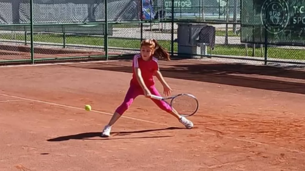 Küçük tenisçi turnuvaya davet edildi