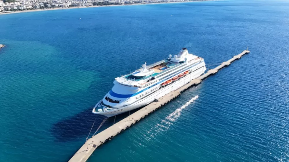 Lüks kruvaziyer 616 yolcu ve 435 mürettebatıyla Alanya'ya demirledi