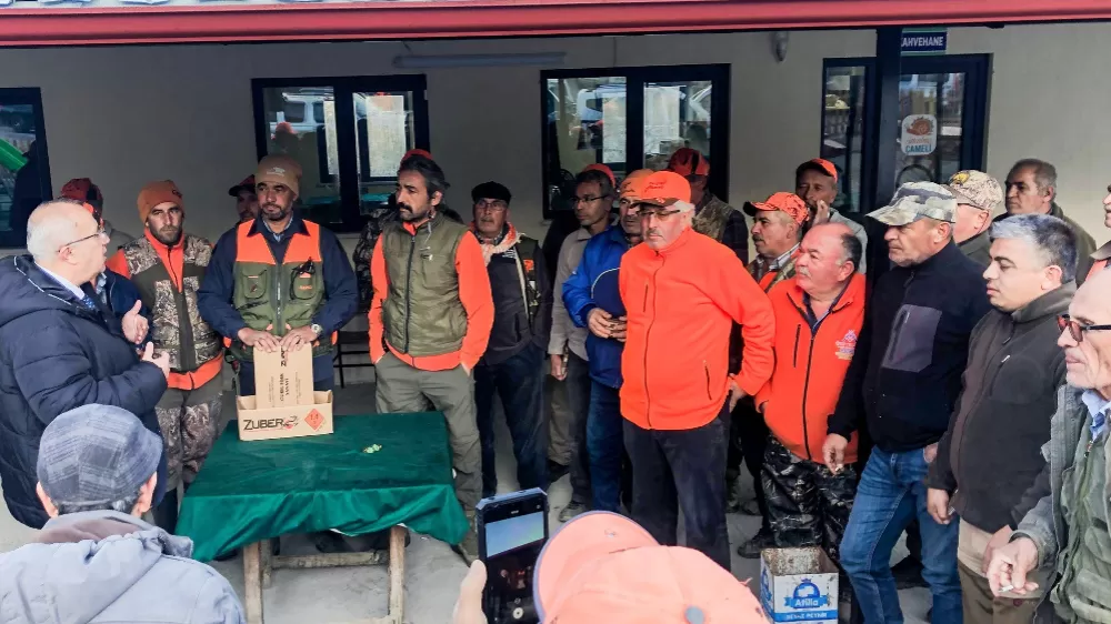 Mahsullerini korumak isteyen üreticiler domuzlarla mücadele ediyor