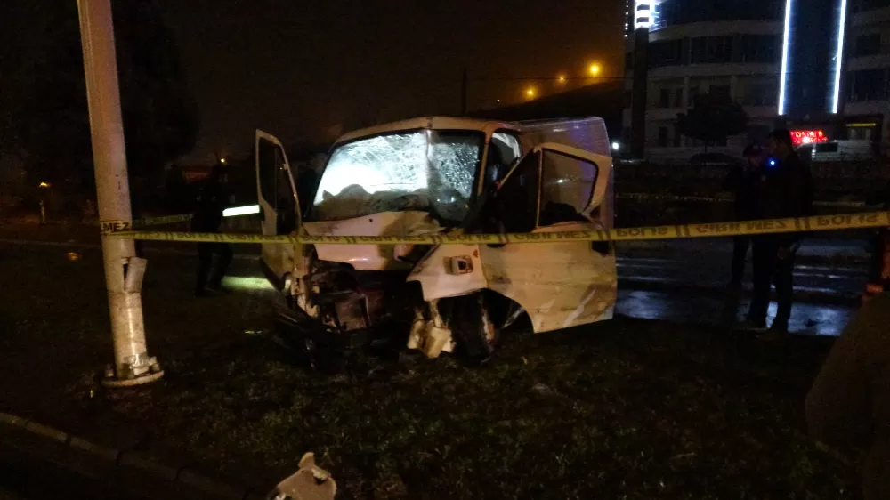   Malatya'da aydınlatma direğine çarpan Kamyonet sürücüsü hayatını kaybetti