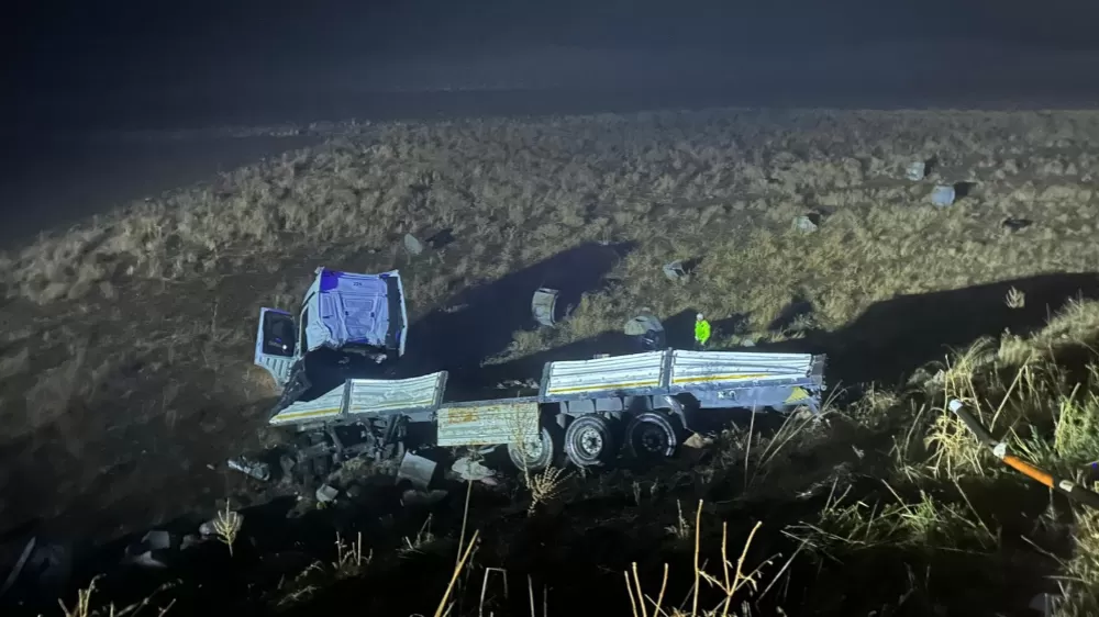 Malatya'da şarampole devrilen çekicinin sürücüsü hayatını kaybetti