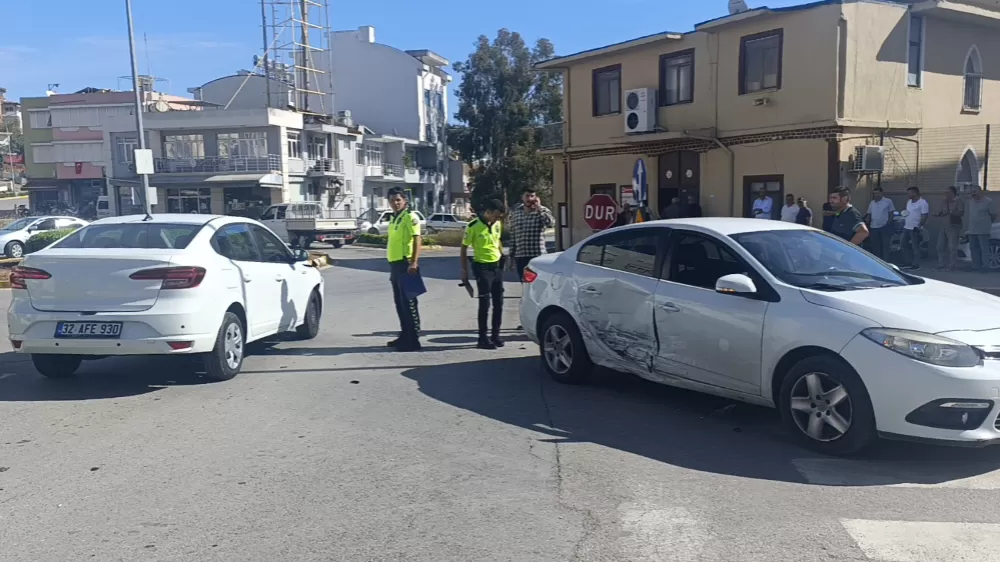 Manavgat’ta 2 otomobil kavşakta çarpıştı: 1 yaralı