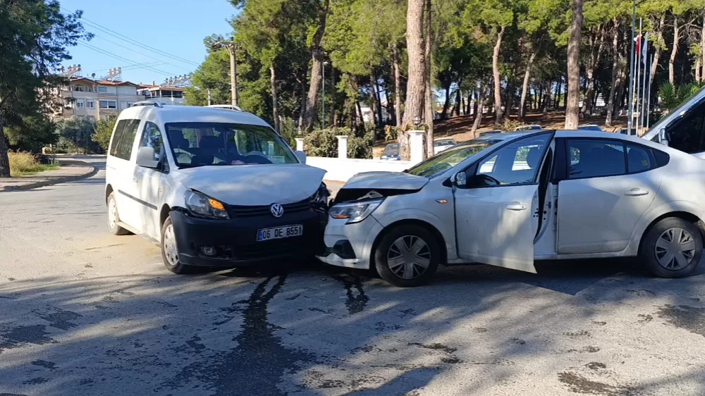 Manavgat'ta otomobiller kafa kafaya çarpıştı: 1 yaralı
