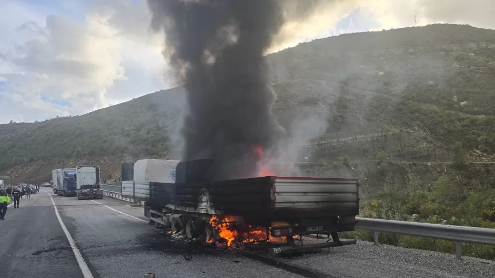 Mermer yüklü tır alevlere teslim oldu