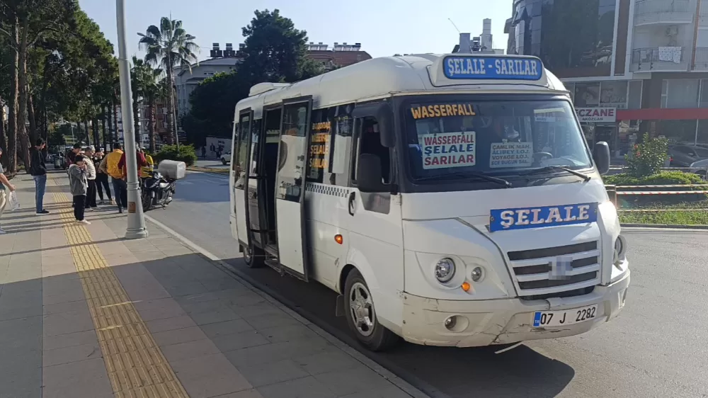 Minibüse çarpmamak için motosikleti devirdi: 1 yaralı