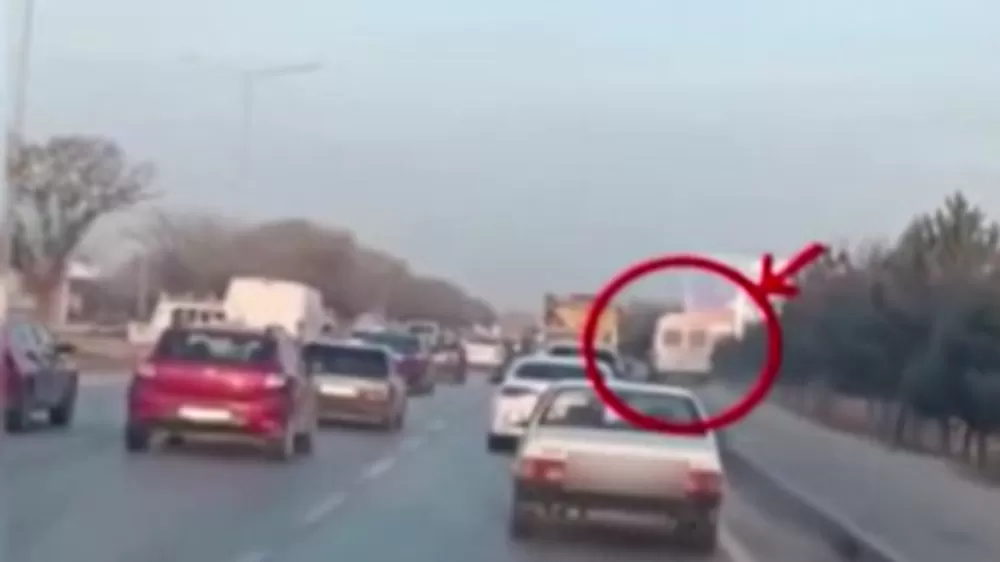 Minibüsün kaldırımda ilerlediği görüntüler sosyal medyada viral oldu