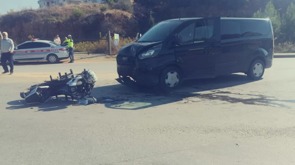 Motosiklet ile hafif ticari araç çarpıştı, sürücü kask sayesinde hayatta kaldı