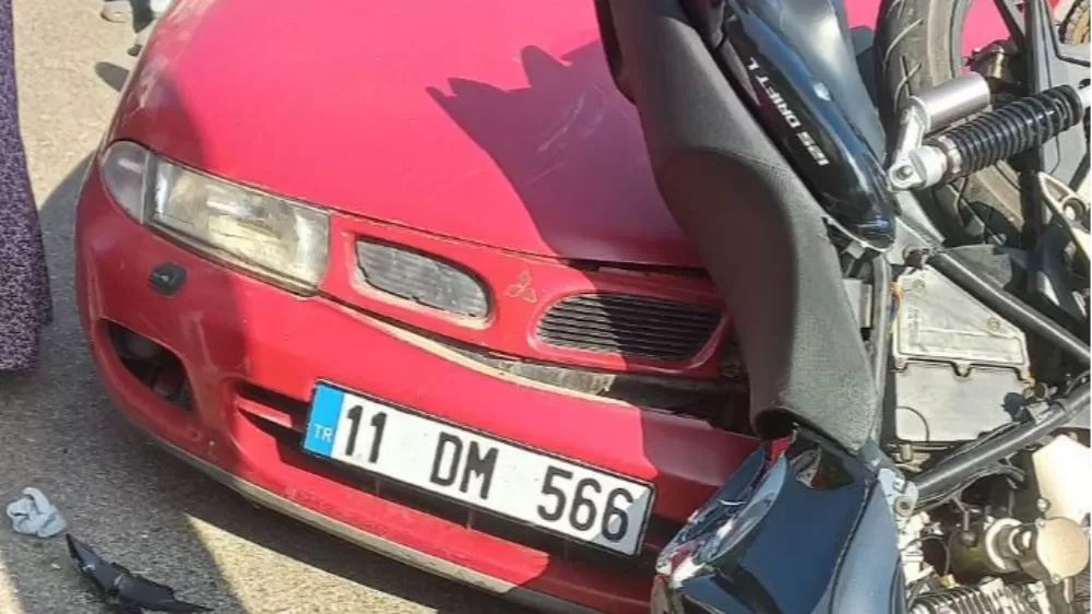 Motosiklet, 'U' dönüşü yapan otomobile çarptı: 2 yaralı