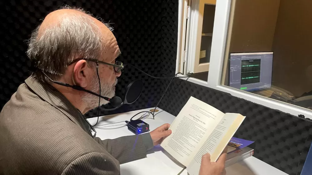 Muratpaşa'da yazar ve şairler gönüllü okuyucu oldu